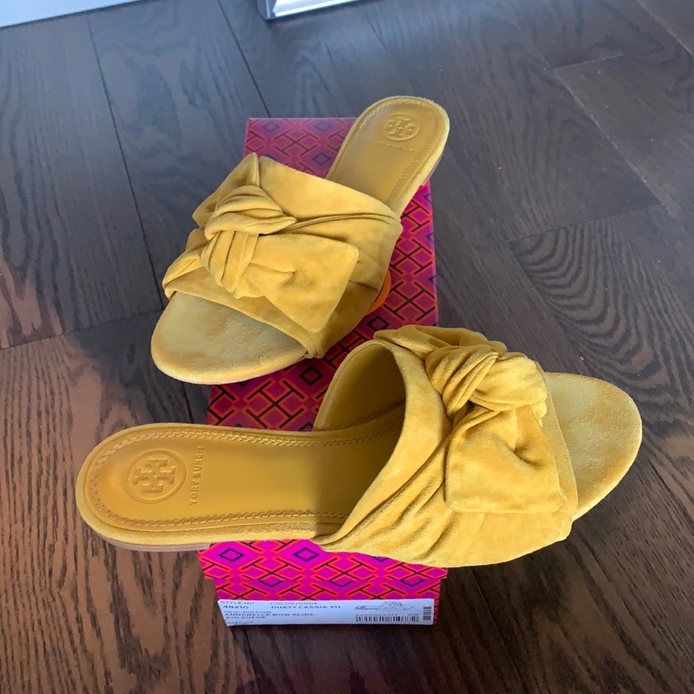 Annabelle Bow Slide (Mustard) Tory Burch